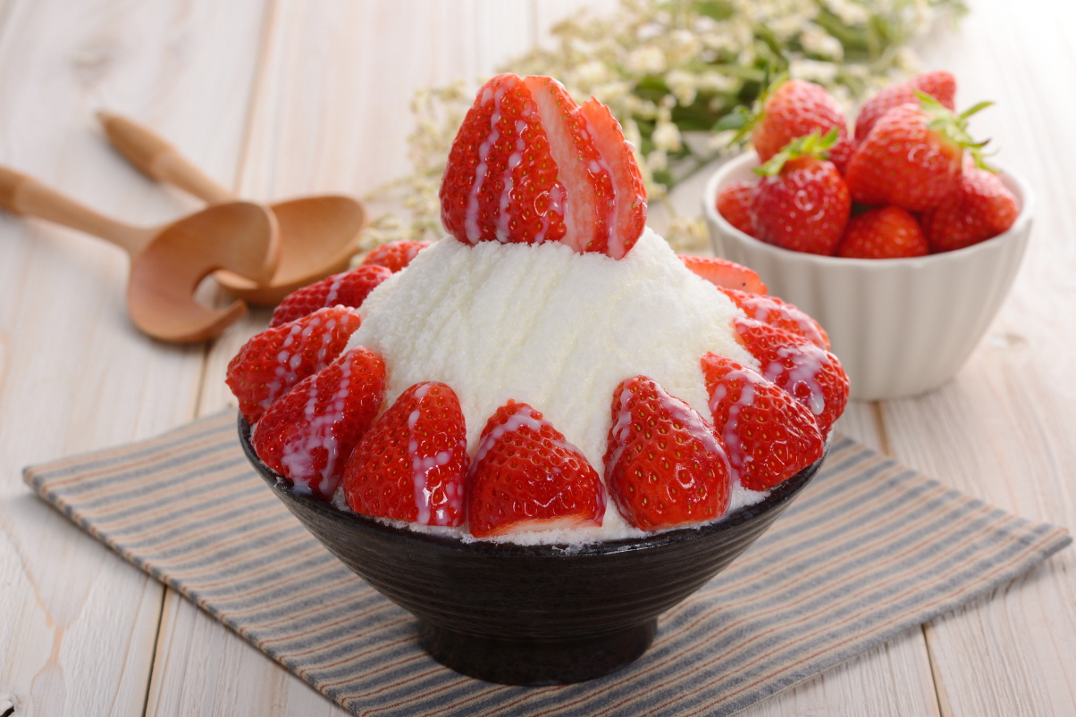 Strawberry milk bingsu